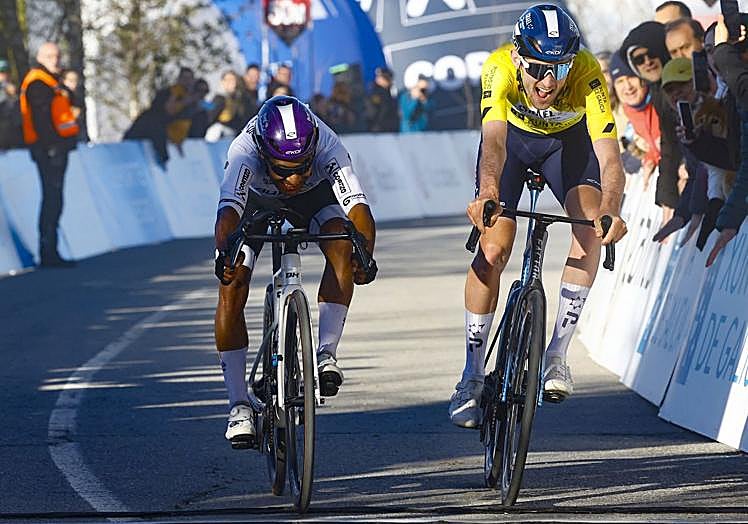 Sergio Chumil vence en O Cebreiro en un ajustado sprint.