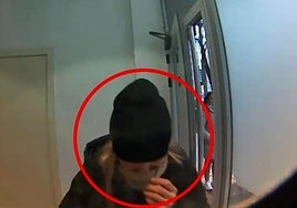 Una de las presuntas autoras en el cajero.