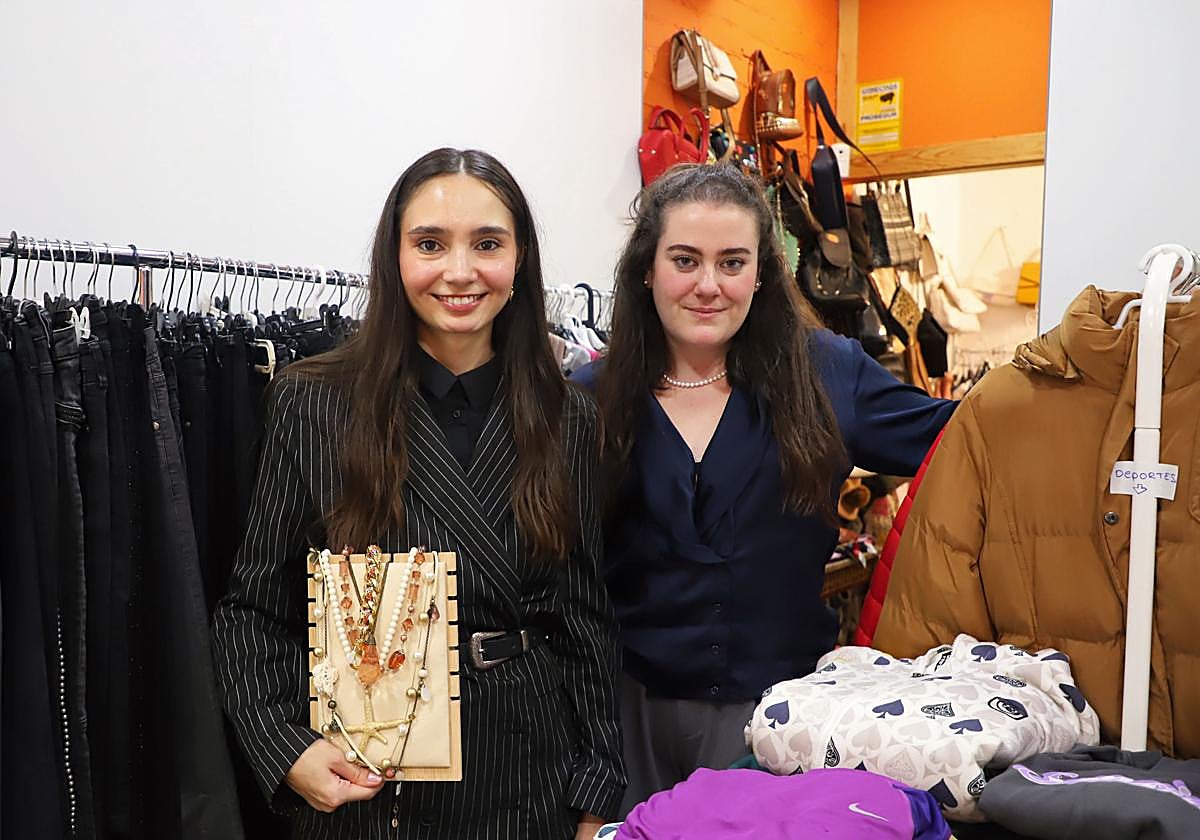 Roxana y Claudia organizan el mercado efímero en Burgos.