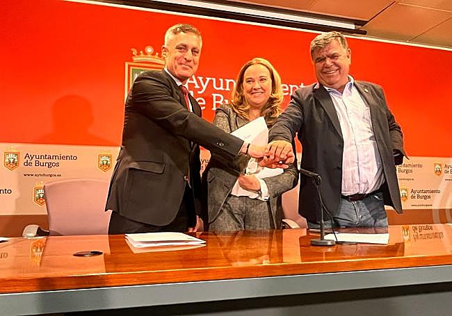 De izquierda a derecha: Rafael Barbero; presidente de la fundación VideBurgos, Cristina Ayala, alcaldesa de Burgos y Juan Manuel Manso, concejal de Infraestructuras.