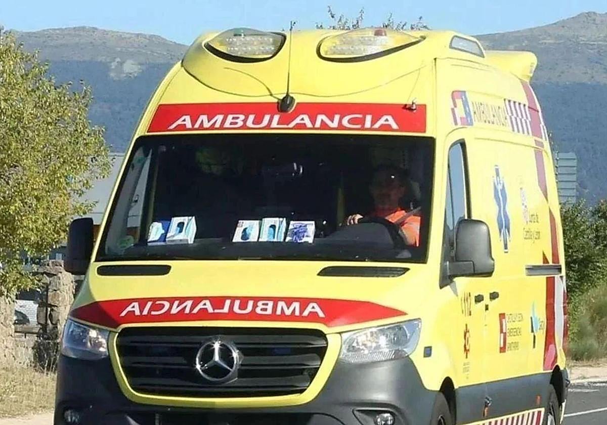 Imagen de archivo de una ambulancia por una carretera.