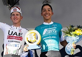 Macías, en el podio tras su victoria en el Giro della Regione Friuli Venezia Giulia.