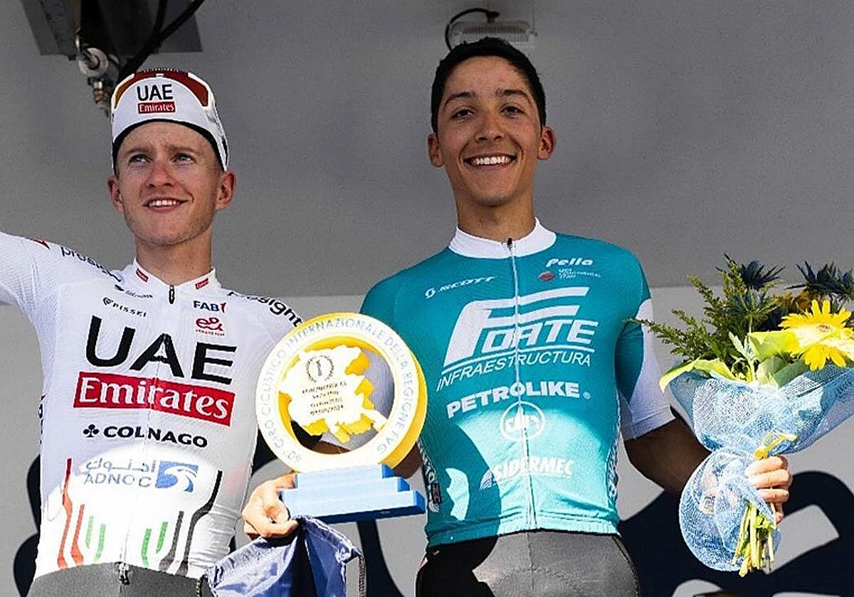 Macías, en el podio tras su victoria en el Giro della Regione Friuli Venezia Giulia.