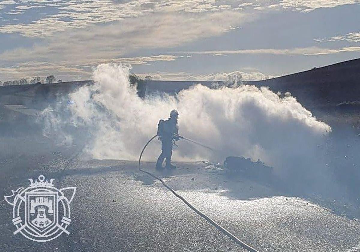 Los bomberos de Burgos han tenido que intervenir al incendiarse la moto del fallecido.