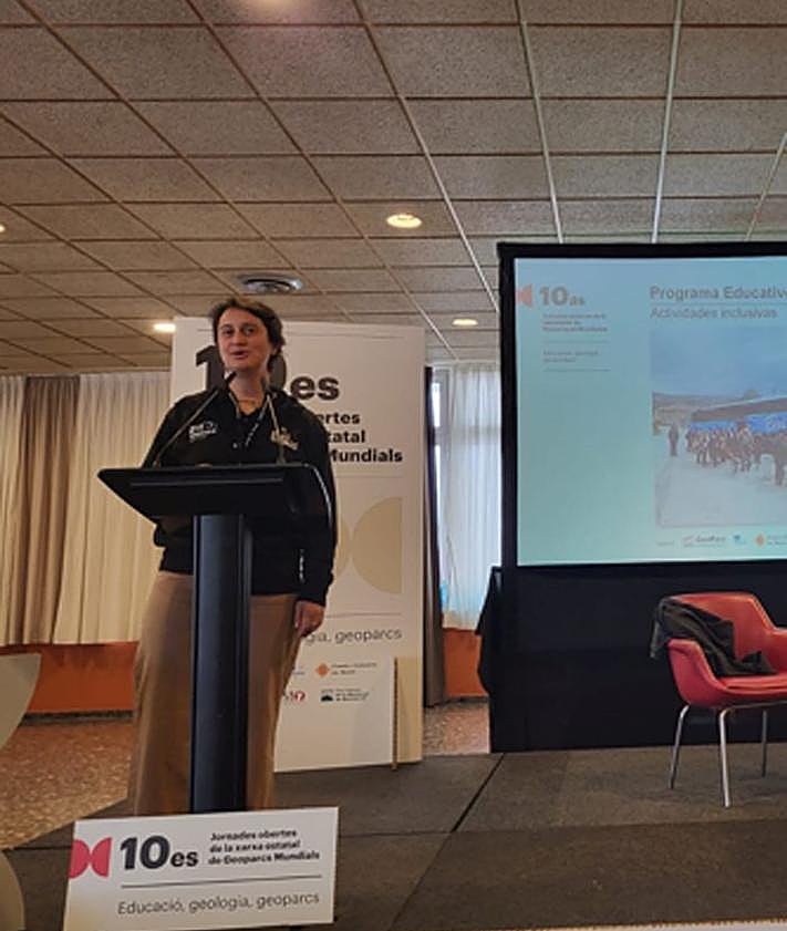 Imagen secundaria 2 - Arriba, Integrantes de la Asociación Geoparques; abajo, a la izquierda, visita de campo al Geparque Catalunya Central y a su derecha, Nerea Arias informando del programa educativo de los Geoparques. 
