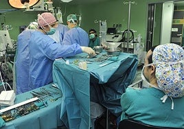 Imagen de archivo de un quirófano durante una operación.