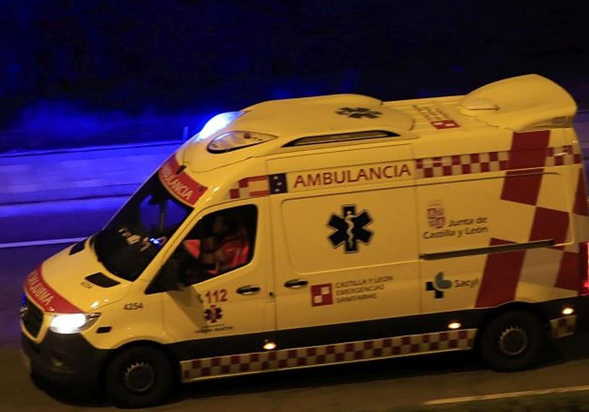 Imagen de archivo de una ambulancia durante un servicio.