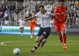 Jugadores del Burgos CF y de la Real Sociedad B en El Plantío