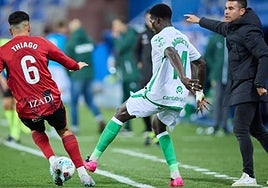 Fran Justo, a la derecha en la imagen, entrenador del Mirandés.