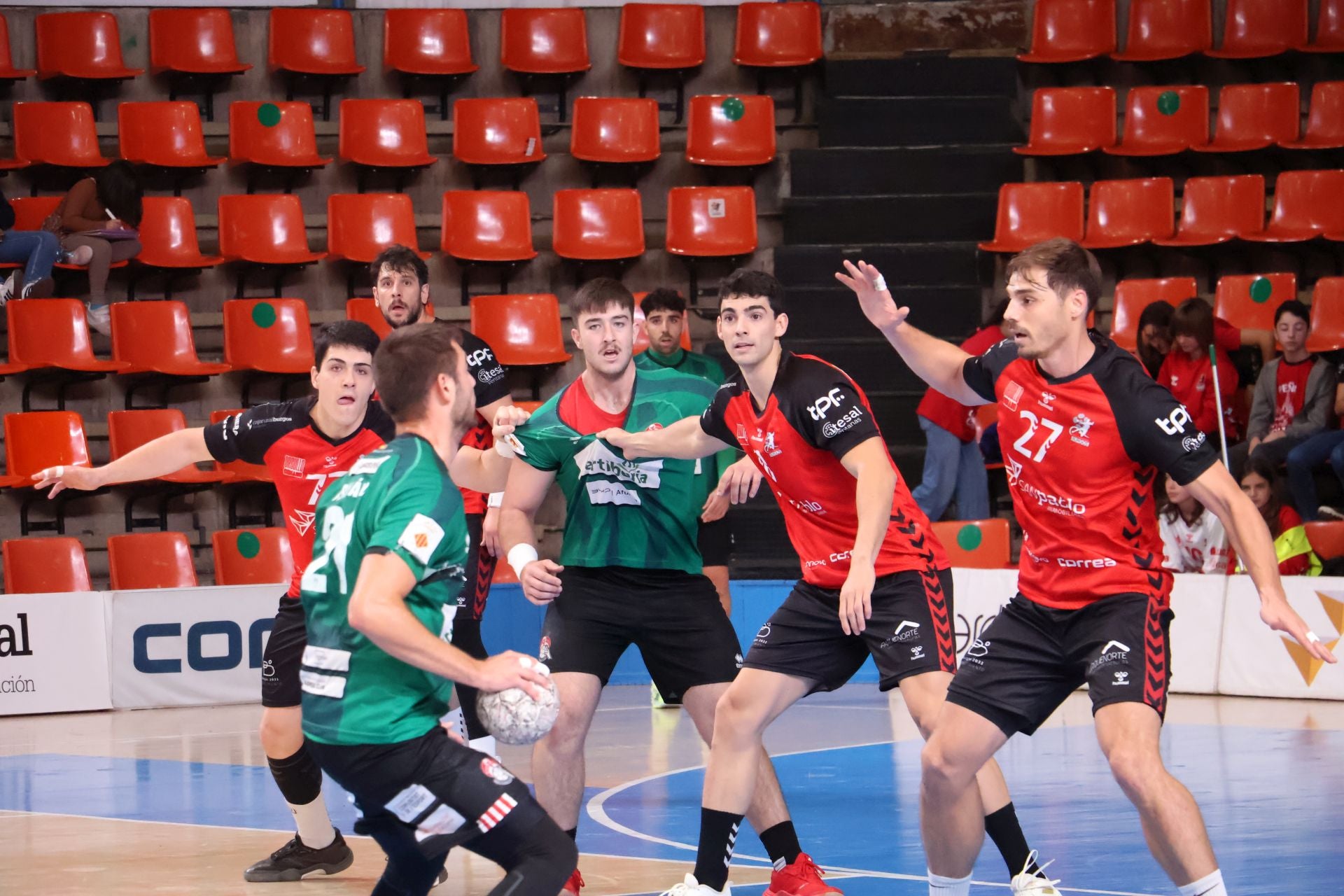 Jugadores del UBU San Pablo Burgos y del Fertiberia Puerto Sagunto