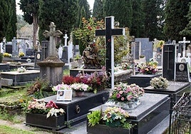 Tumbas del cementerio de San José de Burgos.