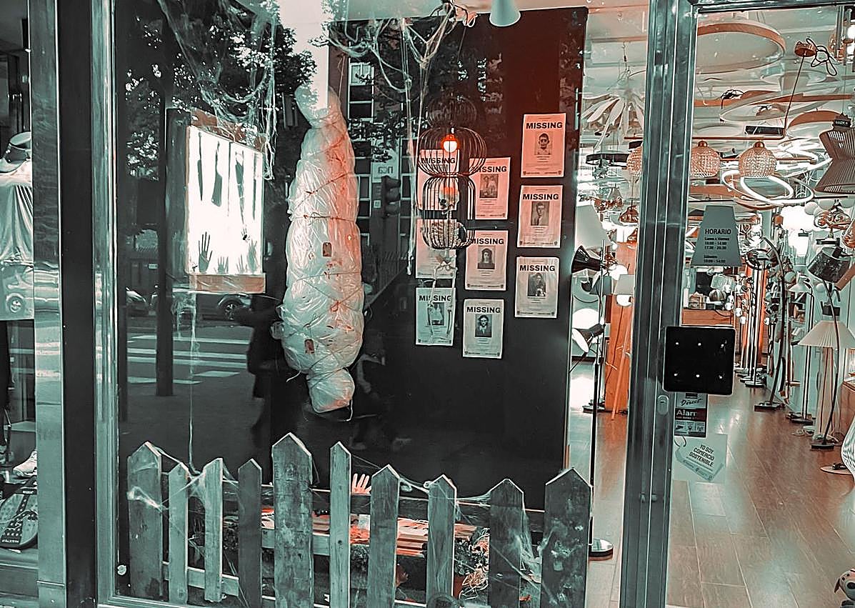 Imagen secundaria 1 - Escaparate de los comercios locales Óptica Unovisión, Luzka de Burgos y de la multinacional Tiger