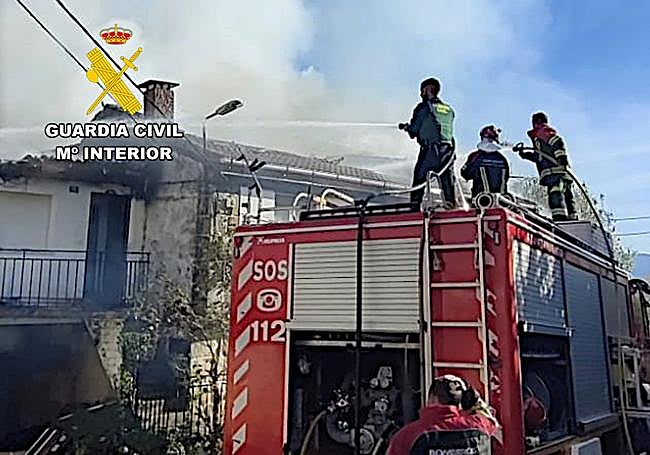 Trabajos de extinción de las llamas en la vivienda.