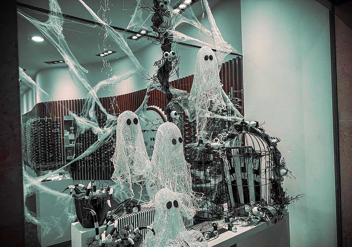 Imagen principal - Escaparate de los comercios locales Óptica Unovisión, Luzka de Burgos y de la multinacional Tiger