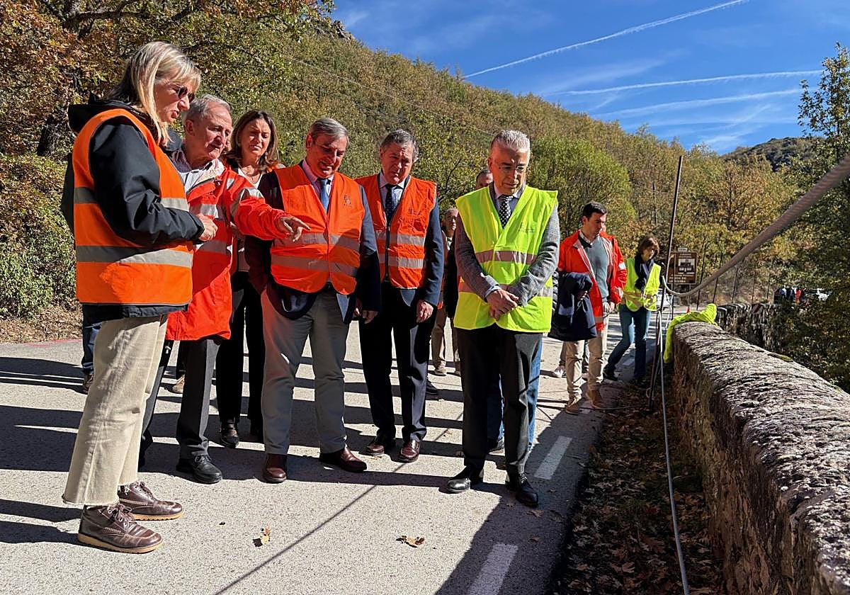 José Luis Sanz Merino visita la carretera BU-825, a la altura de Salas de los Infantes.