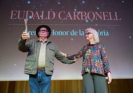 Eudald Carbonell recibe el premio de honor 'Sàpiens' 2025.