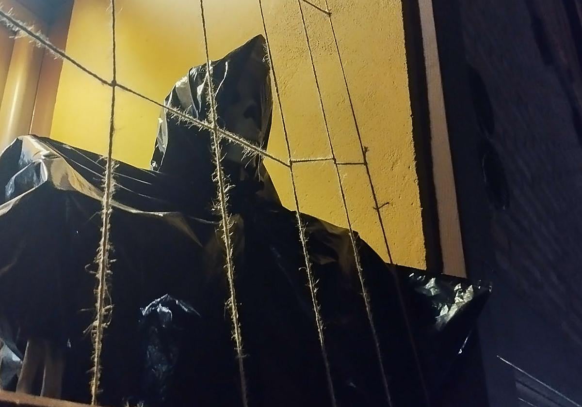 Adornos de Halloween en una vivienda en Burgos.