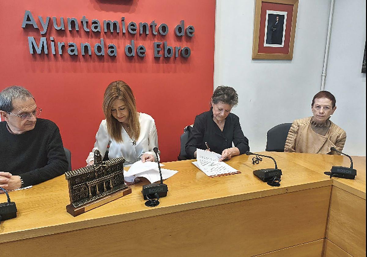 La alcaldesa Aitana Hernando y María Pilar Angulo Lacruz en la firma de la cesión.