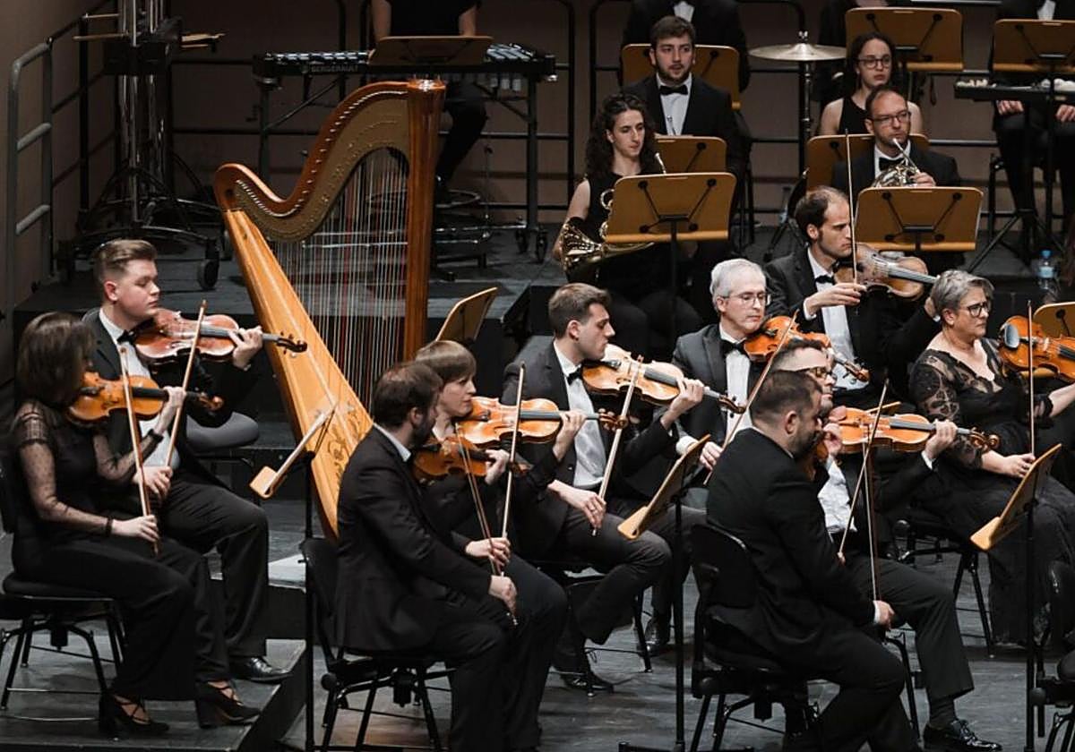 Parte de la OSBu en un concierto.