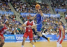 Gonzalo Corbalán en una entrada a canasta durante el partido contra Casademont Zaragoza.