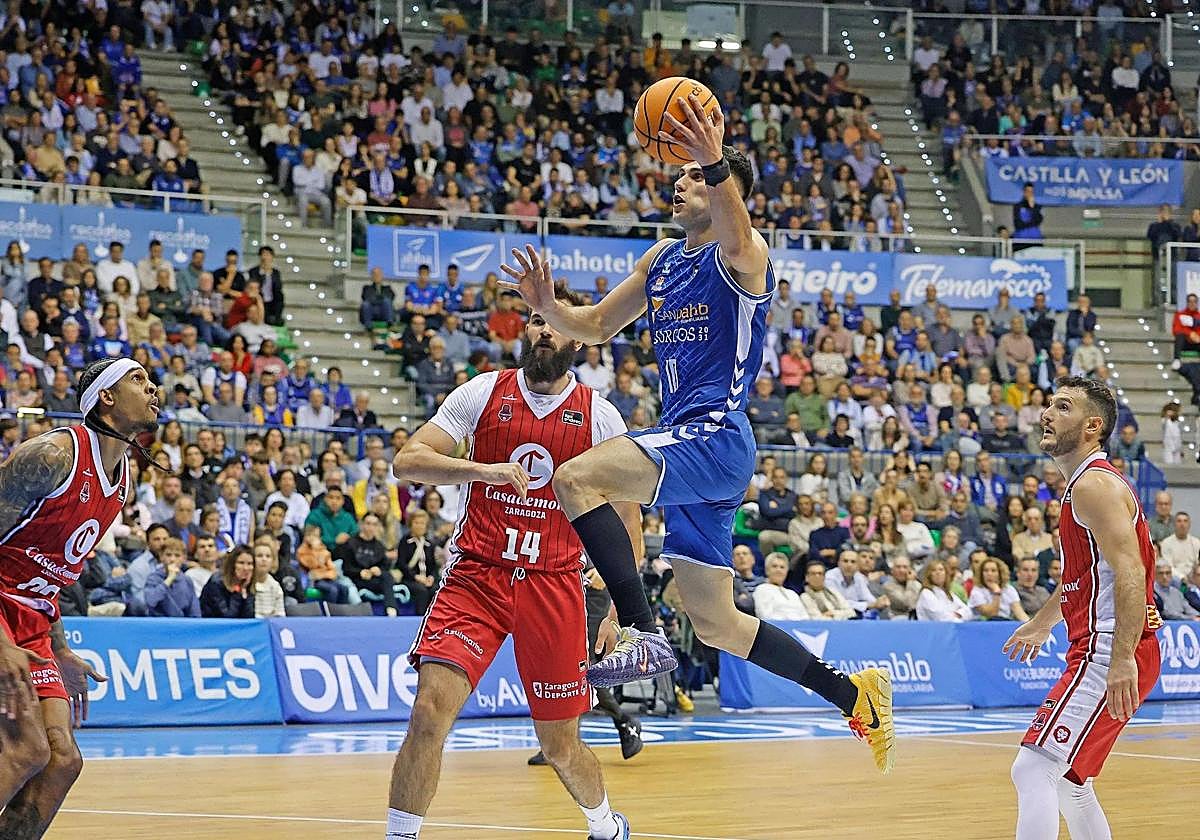 Gonzalo Corbalán en una entrada a canasta durante el partido contra Casademont Zaragoza.