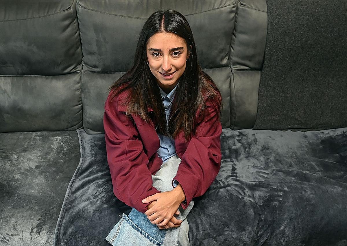 Imagen secundaria 1 - Zaira Domenech, joven diseñadora burgalesa ganadora de la Pasarela Uniendo Moda Castilla y León. 