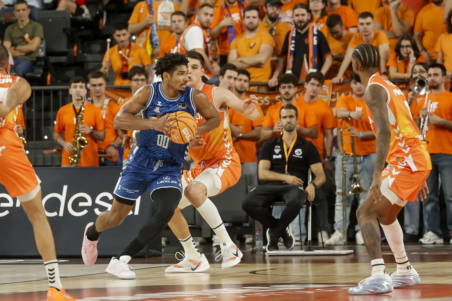 La derrota del San Pablo frente al Valencia Basket en imágenes