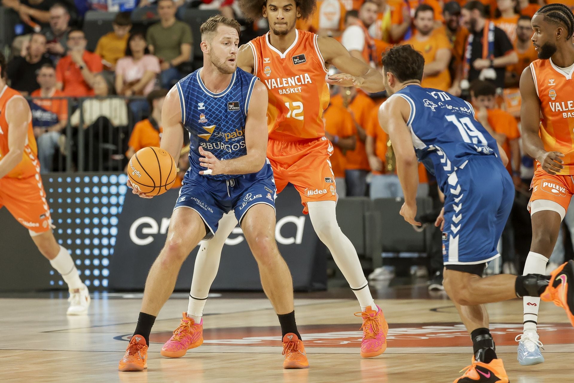 La derrota del San Pablo frente al Valencia Basket en imágenes