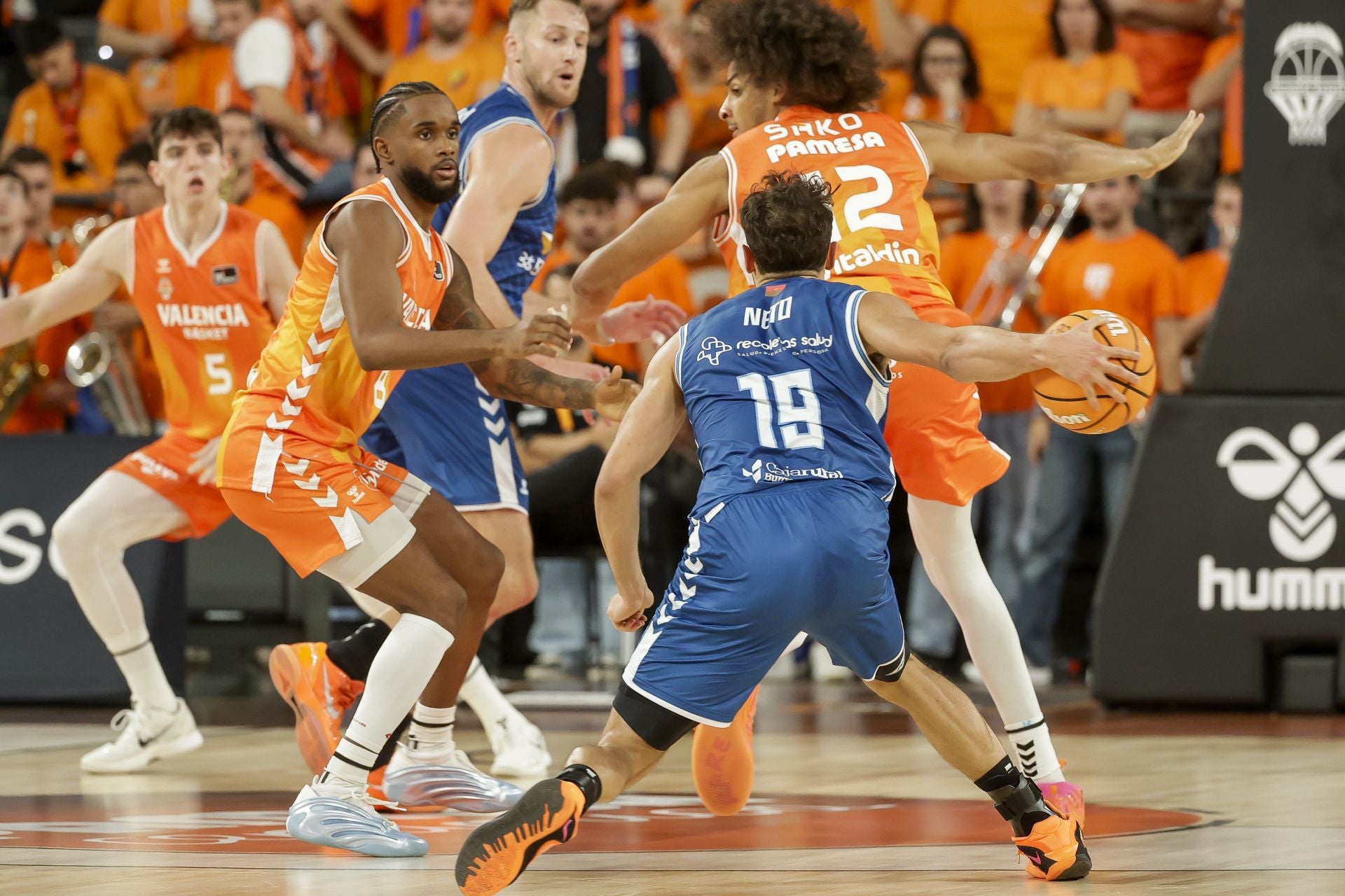 La derrota del San Pablo frente al Valencia Basket en imágenes