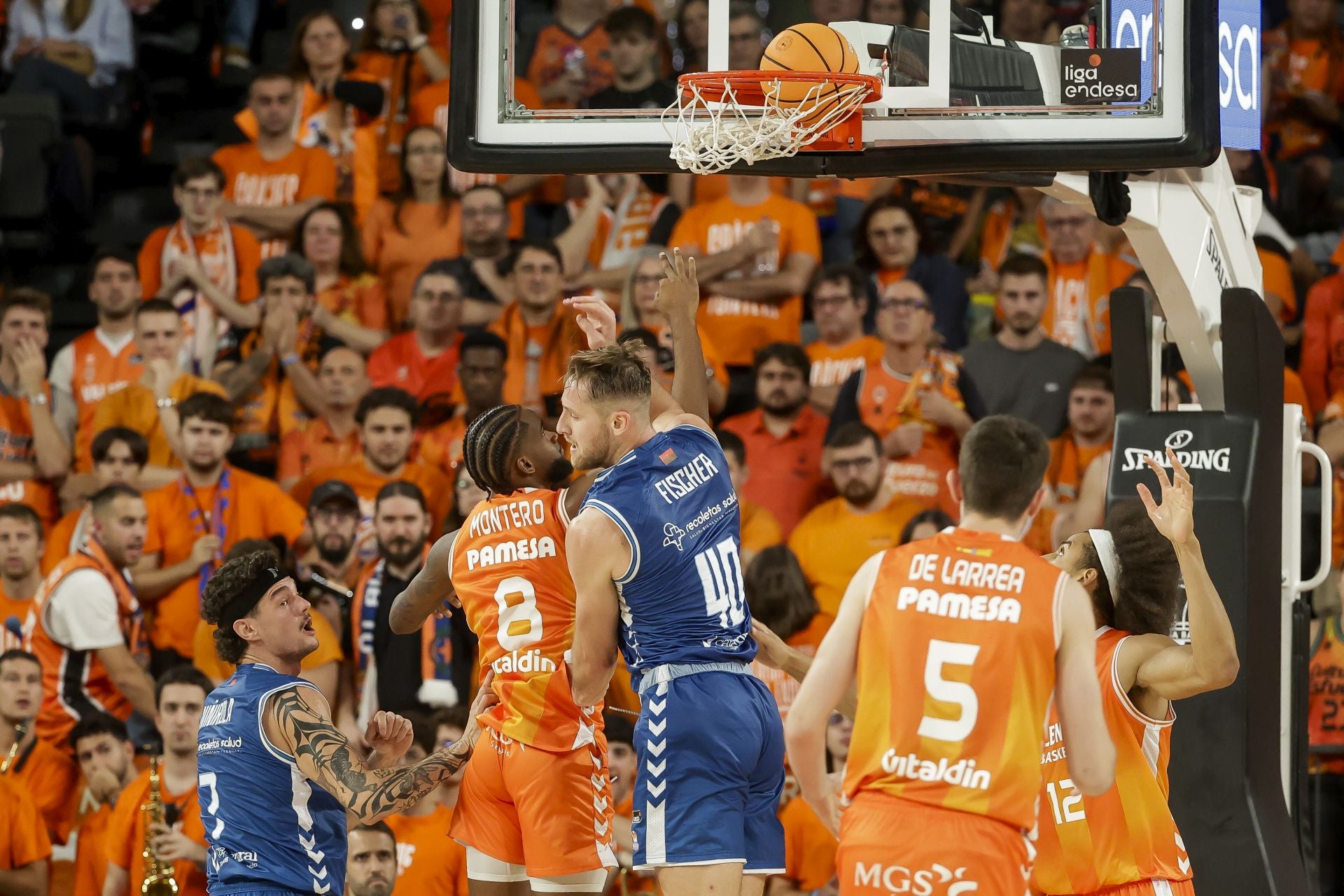 La derrota del San Pablo frente al Valencia Basket en imágenes