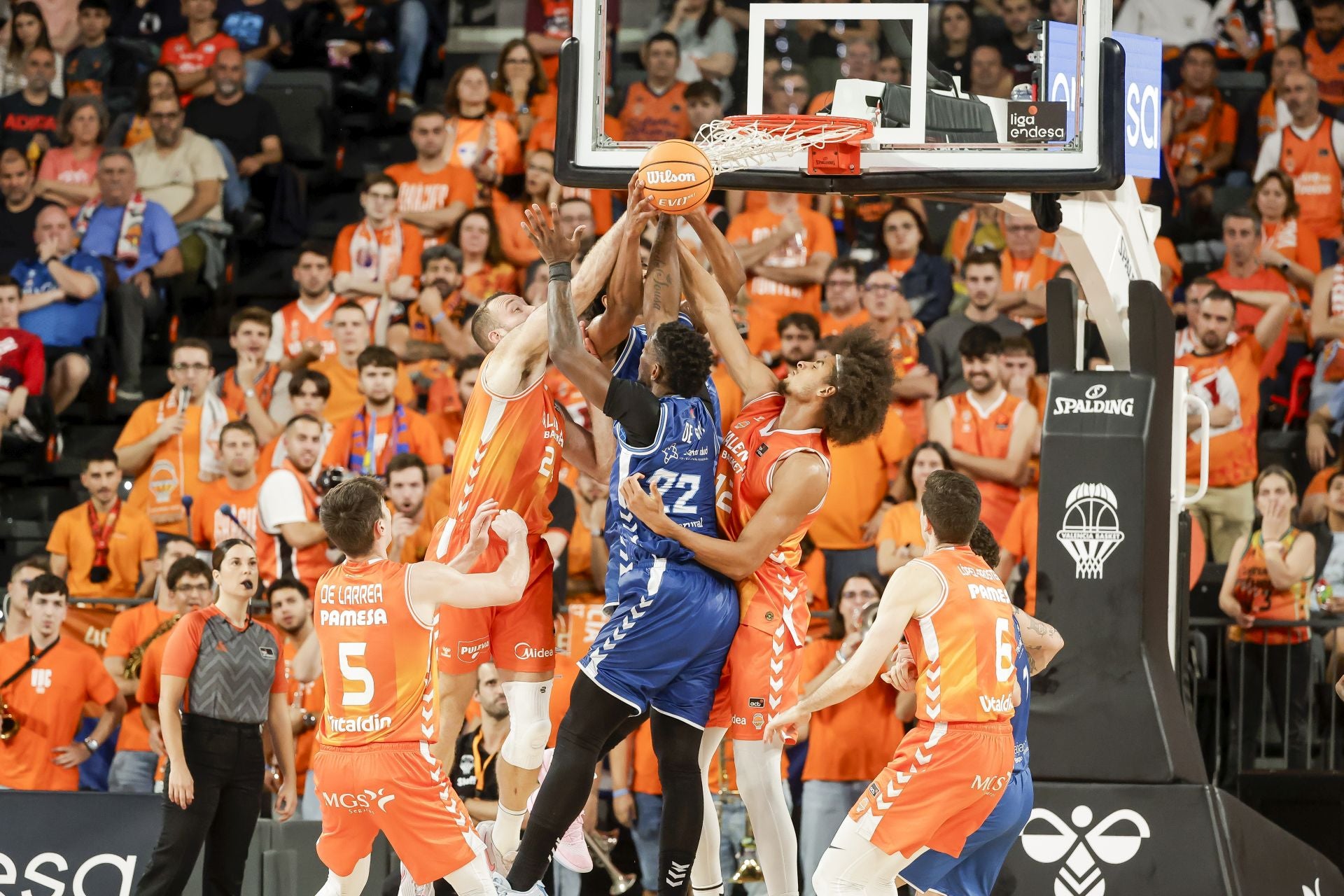 La derrota del San Pablo frente al Valencia Basket en imágenes