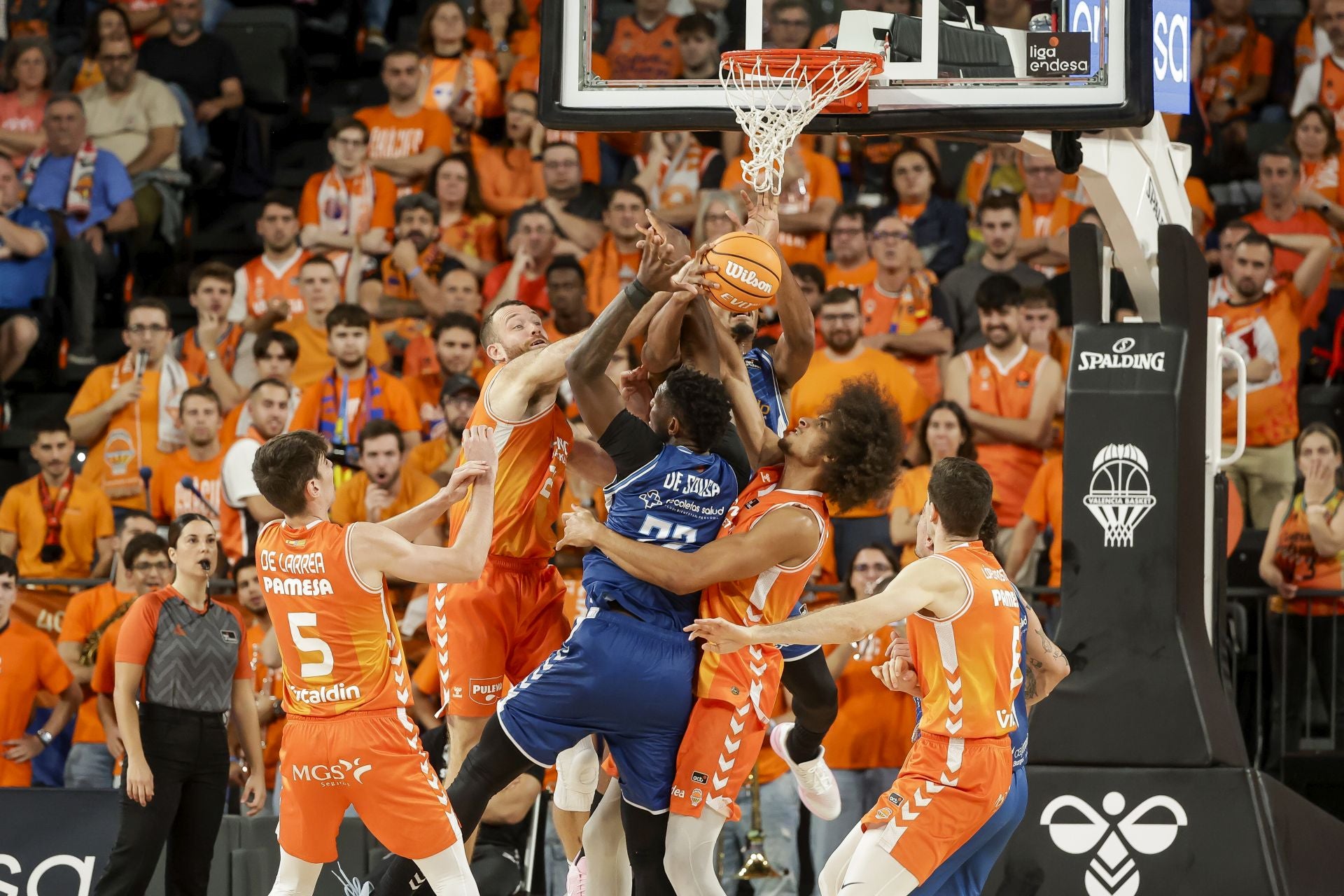 La derrota del San Pablo frente al Valencia Basket en imágenes