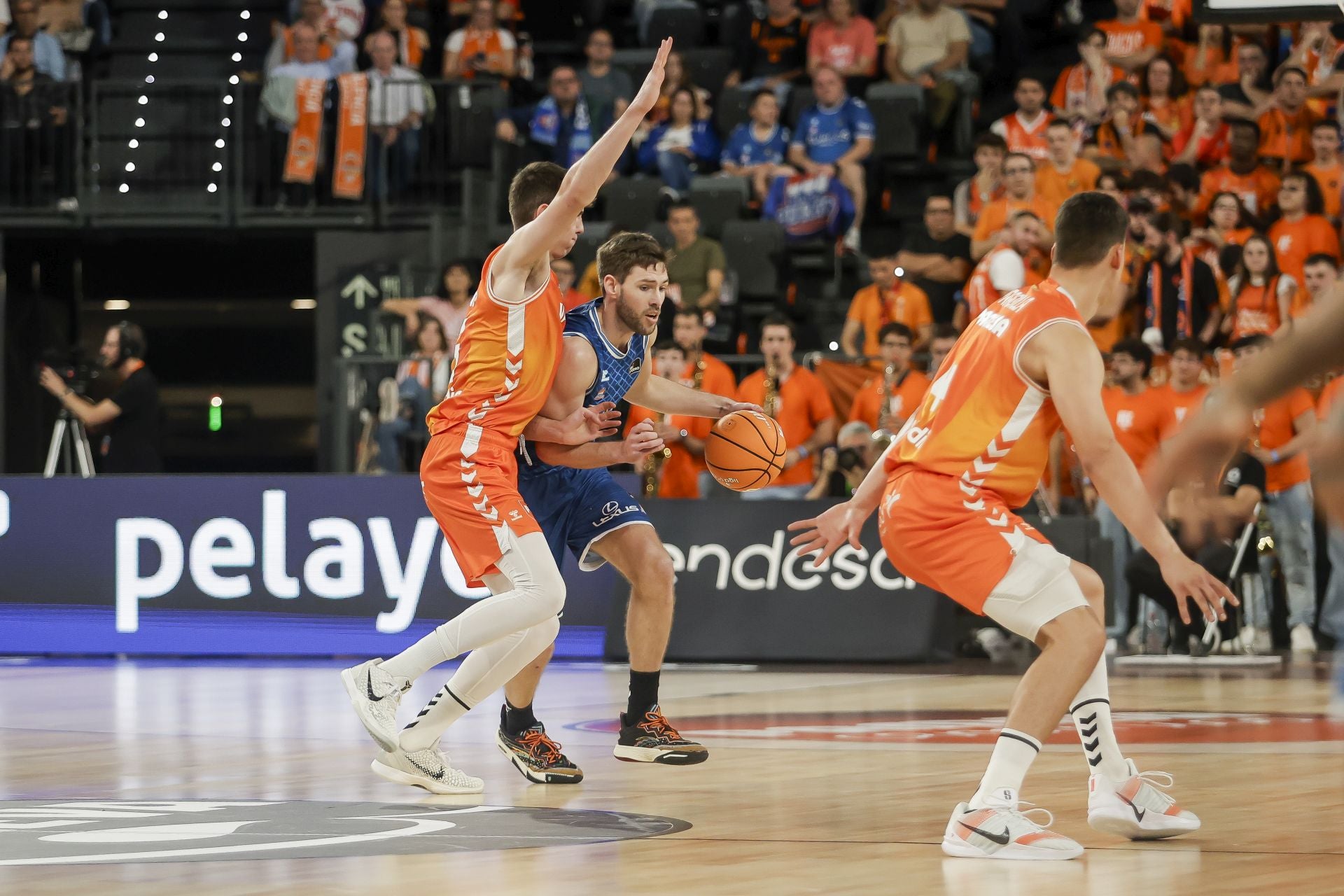 La derrota del San Pablo frente al Valencia Basket en imágenes