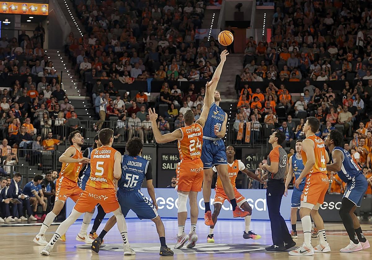 Imagen del encuentro entre el Valencia Basket y el San Pablo Burgos.