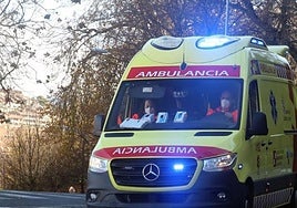 Imagen de archivo de una ambulancia durante un servicio.