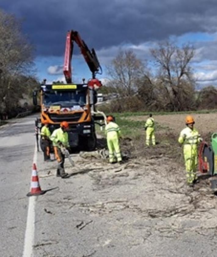 Imagen secundaria 2 - Extendido de hormigón bituminoso en N-629, km 32. Quintanilla Pienza, protección de taludes en N-232, km 510. Túneles de Oña y desbroce y tala en N-629, km 9. Trespaderne.