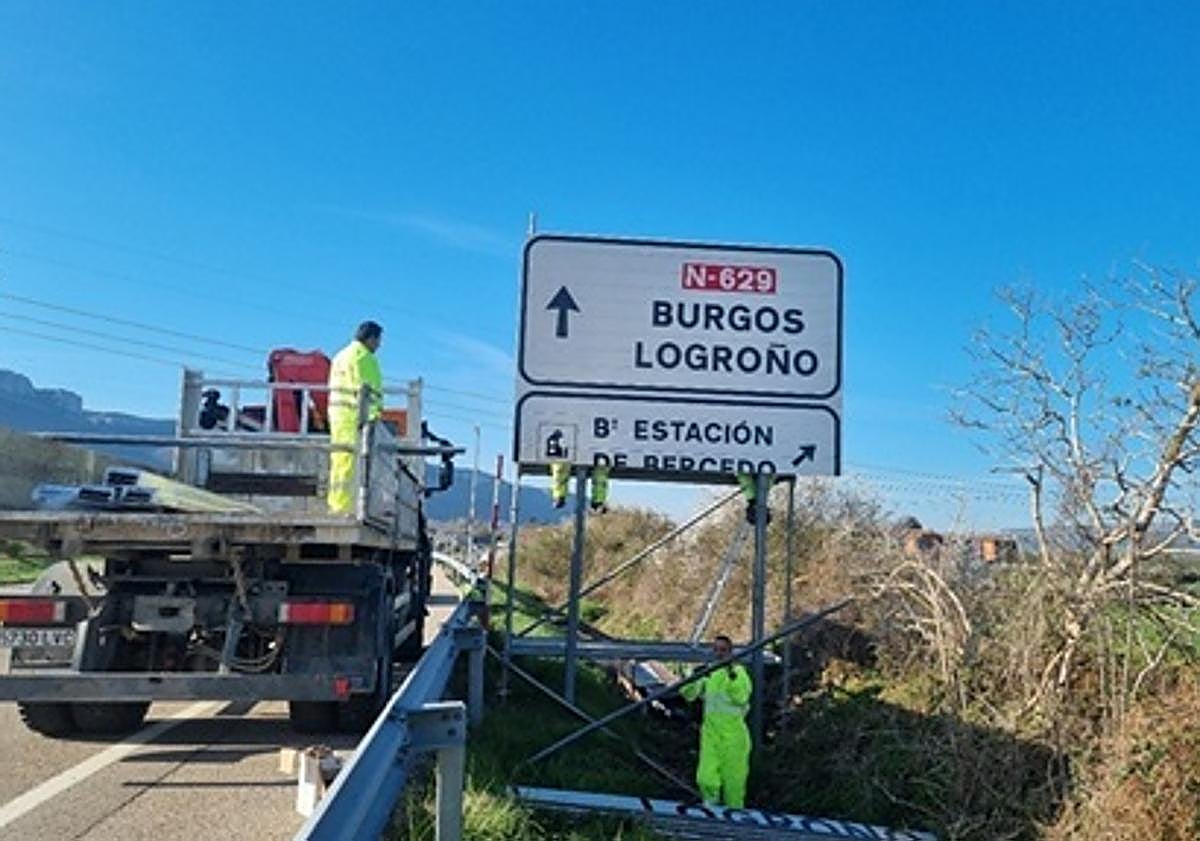 Imagen principal - Colocación de cartel de lamas en N-629, km 42. Bercedo, reparación de pontón en N-232, km 502. Pino de Bureba y quitanieves Vialidad Invernal en km 48 de la N-629. Límite Burgos con Cantabria.
