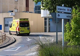 Una ambulancia entra al hospital Santiago Apóstol de Miranda.