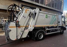 Vehículo de recogida de basura en el centro de la ciudad.