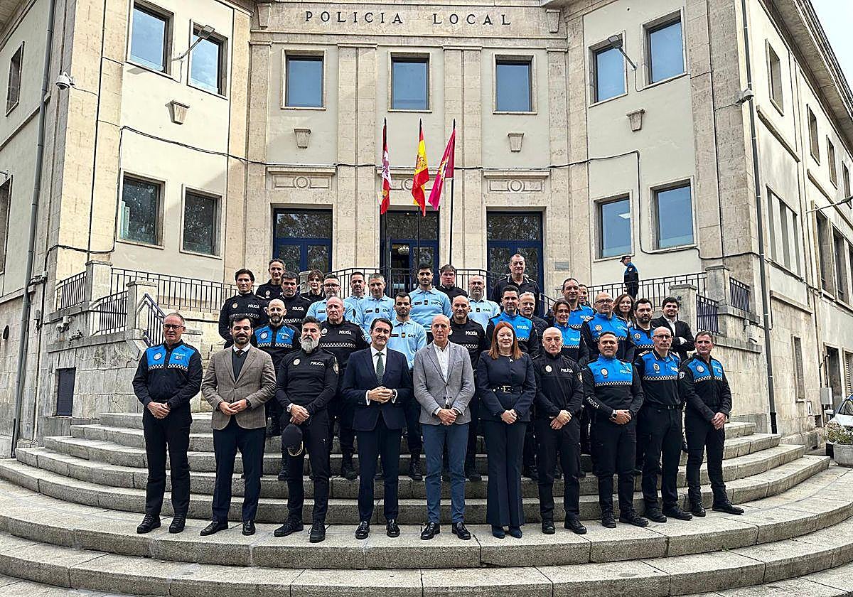 Foto de familia de los agentes que han participado en la formación, junto a las autoridades.