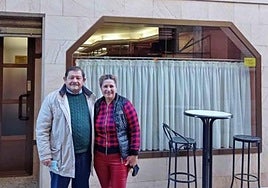 Zorayda Estrella junto a José María García, concejal de Repoblación, frente al bar que reabrió ella en Belorado.