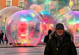 Kike García junto a las esferas Evanescence la pasada Navidad.