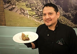 El propietario y cocinero de Sabores Peruanos, Jano Mory, junto a su tapa ganadora del concurso, 'Una Morcilla de Altura...'