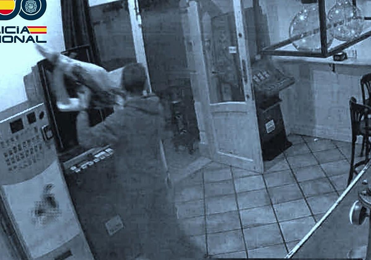 El ahora detenido cuando robaba presuntamente la cesta de Navidad de un bar de Miranda.