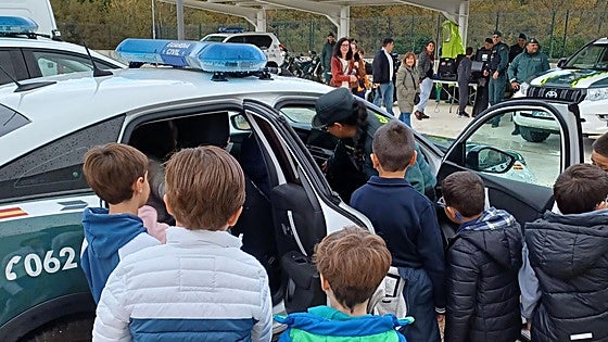 Más de 300 escolares conocen el nuevo cuartel de la Guardia Civil de Villasana de Mena