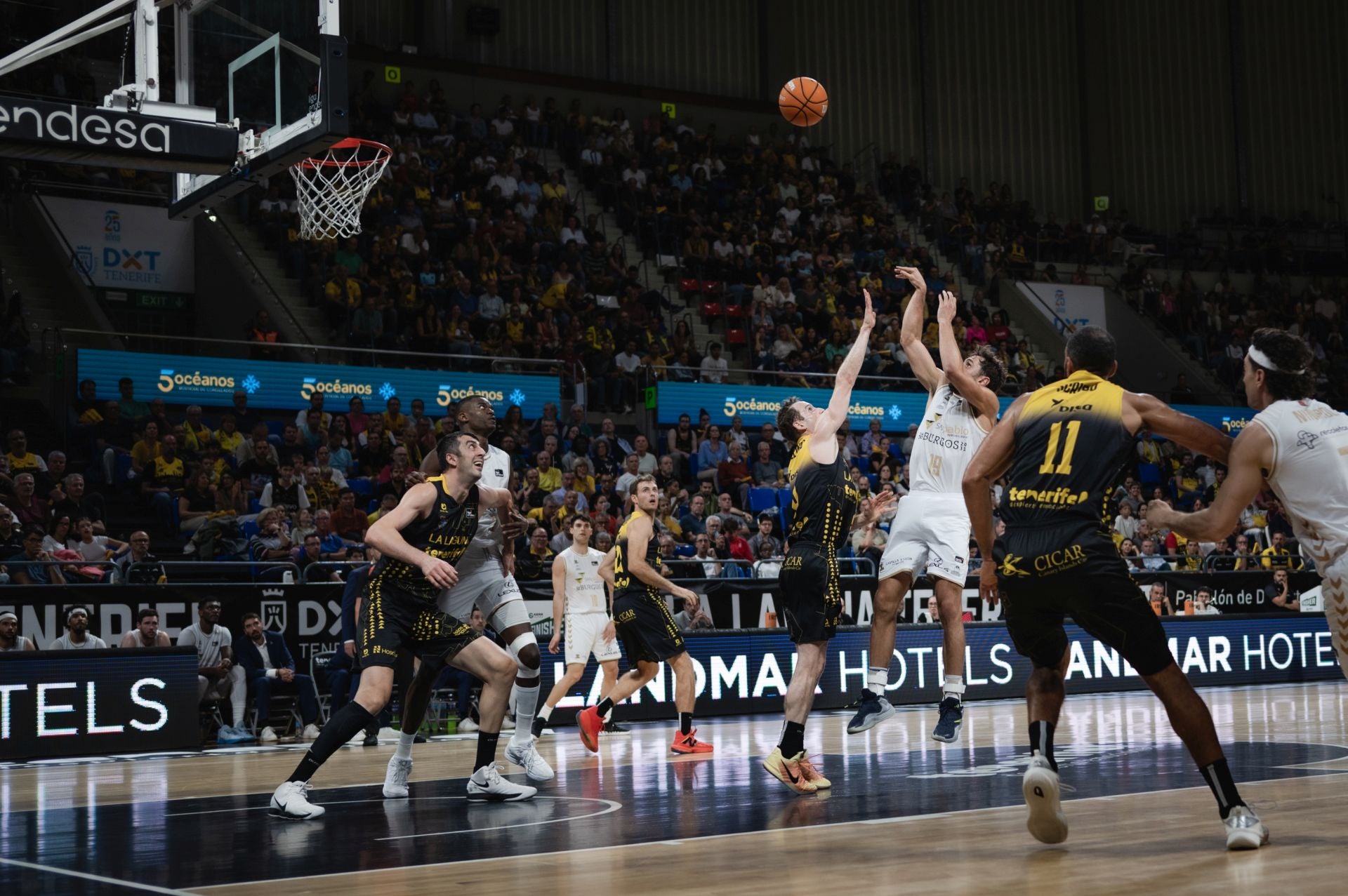 El partido entre La Laguna Tenerife y el San Pablo Burgos, en imágenes