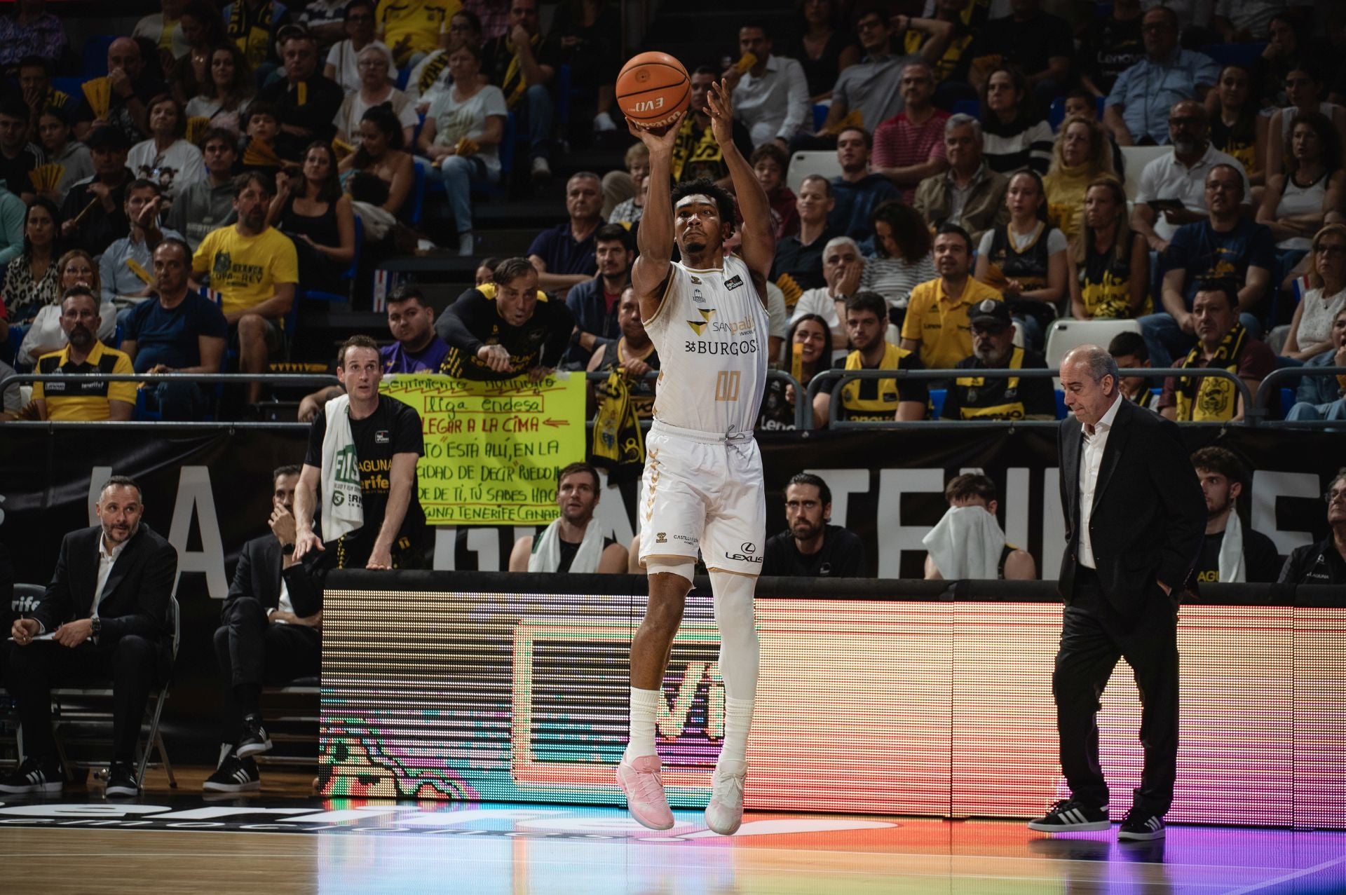 El partido entre La Laguna Tenerife y el San Pablo Burgos, en imágenes