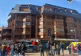 Decenas de vecinos se arremolinaron alrededor del edificio del centro de Burgos donde se produjo el incidente sanitario.