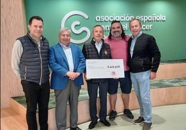 Entrega del cheque a beneficio de la Asociación Española contra el Cáncer.