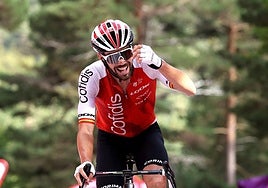 Jesús Herrada logró su tercera victoria en La Vuelta en 2023 en la Laguna Negra.